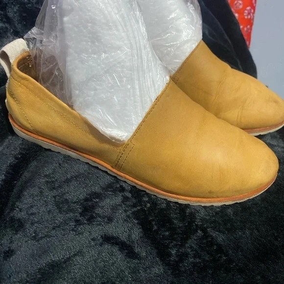 Sorel Tan Loafers Sleek Slip-On Design - Picture 6 of 13